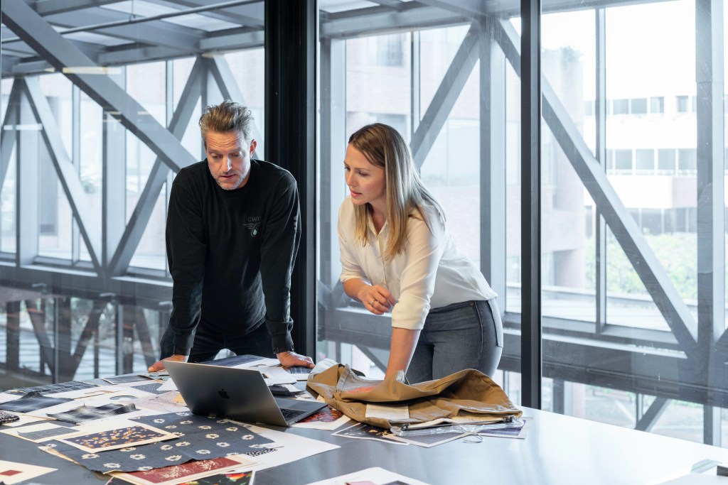 Führungskraft und HR-Managerin bei einem Meeting am Laptop